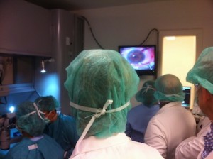 Trasplante de córnea en el quirófano con el equipo de oftalmólogos de Alicante.